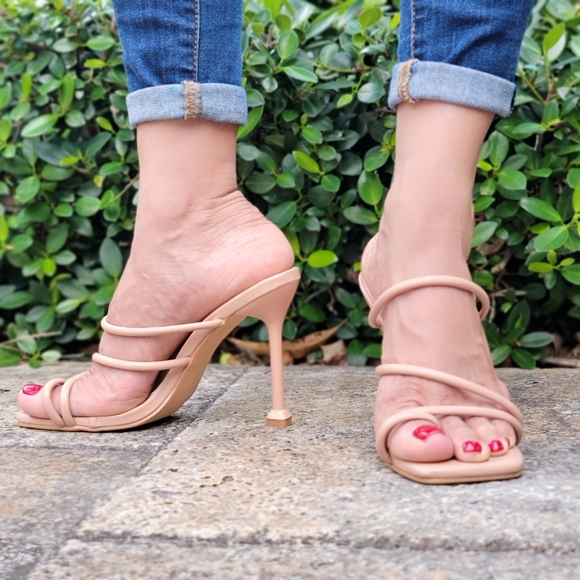Women's Nude Square Toe Ring Sandals - Picture 4 of 7